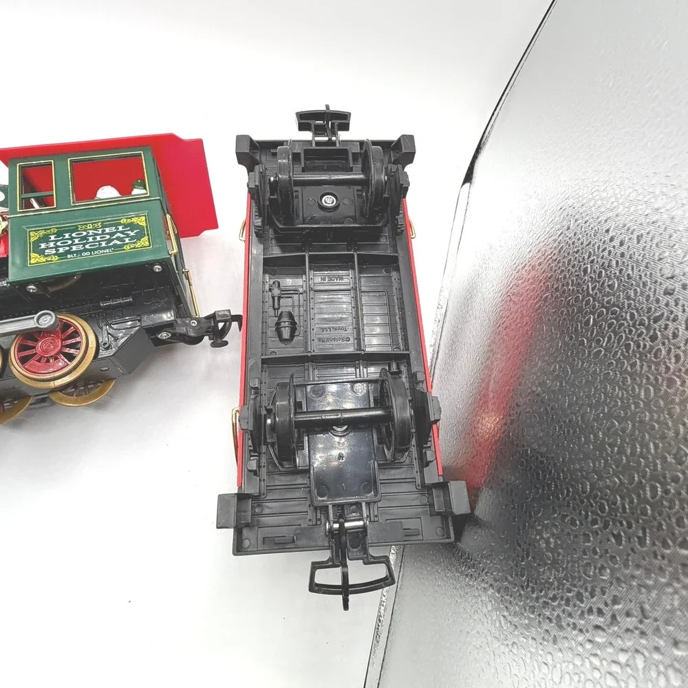 Lionel Holiday Special BLT-00 LIONEL Train ENGINE AND CABOOSE ONLY AS IS
